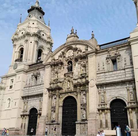 Plaza-De-Armas-De-Lima-tourist-attractions-in-lima-peru-1