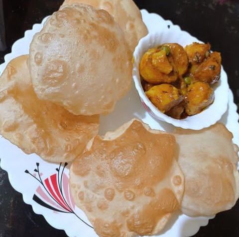 Best-Indian-food-recipes-luchi-and-alur-dom-2